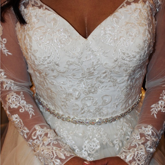 Wedding dress - Picture 1 of 3